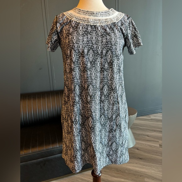 Black & white easy patterned dress in UPF 50 fabric! - Picture 1 of 7